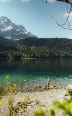 Kind am Ufer beim Eibsee