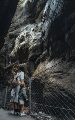 Mutter mit Kindern bei der Partnachklamm