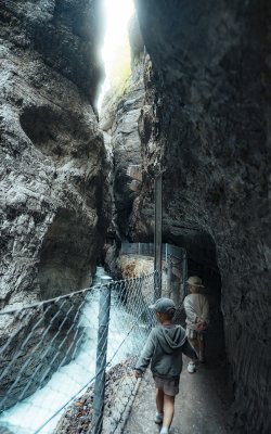 Kinder wandern durch die Partnachklamm