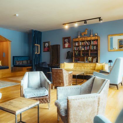Kaminzimmer mit Bücherregal