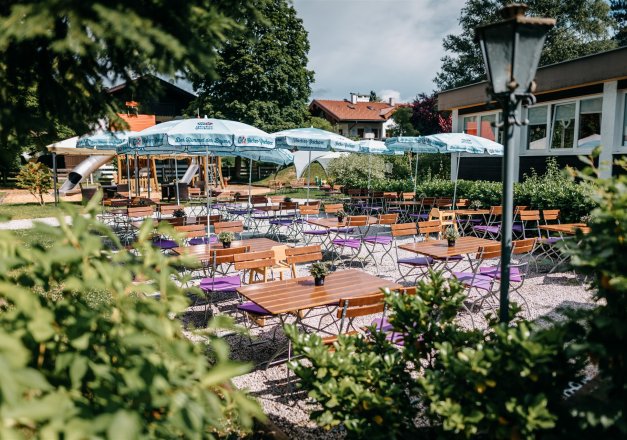 Mädchen bedienen sich am Buffet