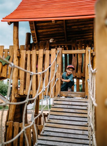 Kind auf Spielplatz
